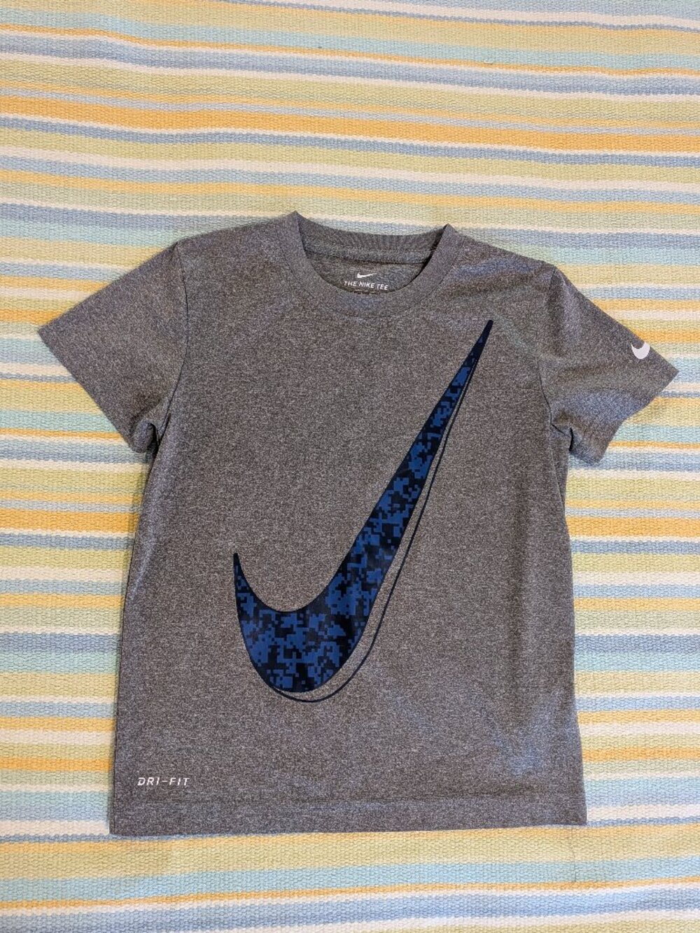 Boy's The Nike Tee Dri-Fit Swoosh graphic size 7